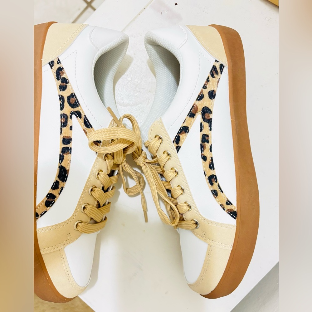 NWOT. Avenue Serra Leopard Print White and Tan. Low Cut Women's Sneakers. Size 9 - Picture 7 of 7